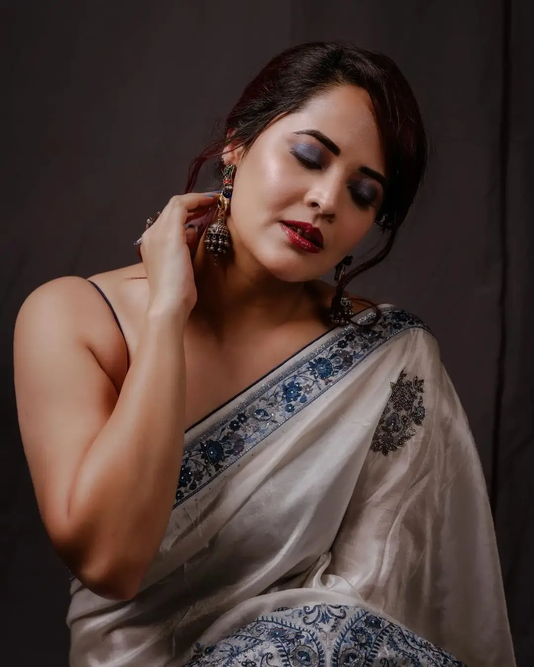 BEAUTIFUL ACTRESS ANASUYA BHARADWAJ IN WHITE SAREE 6